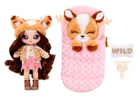 Na na na surprise serie caming – myra woods – bambola ispirata ai cervi con capelli castani e sacco a pelo – include vestito, cuscino e spazzola