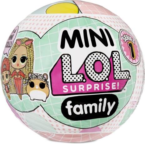 L.O.L. Surprise! OMG Mini Family Collection - ASSORTIMENTO - Mini Replica di Bambola alla Moda, Lil Sis e Animale Domestico, con Accessori e Confezione 2 in 1 - da Collezionare - età: 4+ Anni - 5