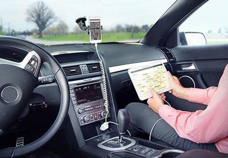 StarTech.com Caricabatteria da auto a doppia porta USB con cavo Lightning incorporato - Bianco - 2