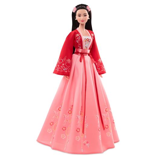 Barbie - Signature Lunar New Year, Bambola Barbie da collezione con camicetta e gonna ricamata, include accessori - 2