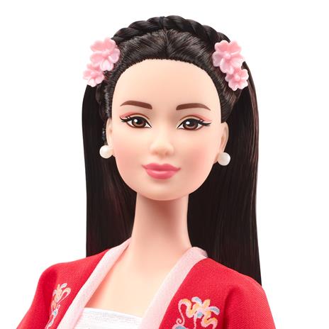 Barbie - Signature Lunar New Year, Bambola Barbie da collezione con camicetta e gonna ricamata, include accessori - 3