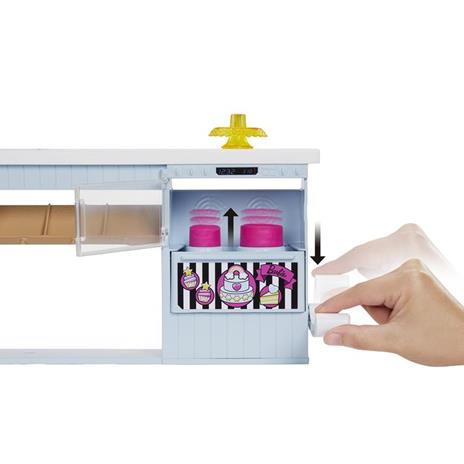 Barbie Pasticceria - Playset con Bambola e Postazione da Pasticceria - Bambola da 30 cm - Oltre 20 Accessori per Dolci - 19