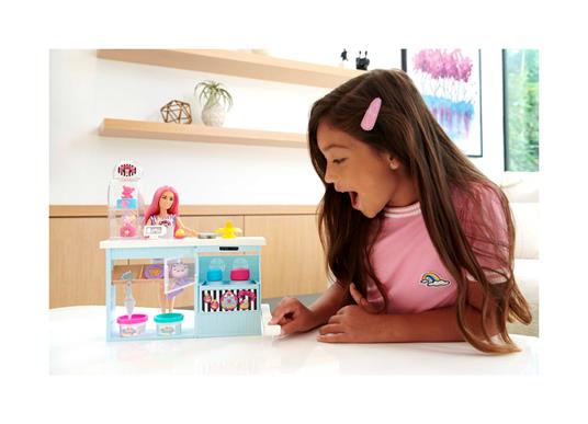 Forno e Accessori Isola per Cucinare Marca: BarbieBarbie La Pasticceria Playset con Bambola Bionda Giocattolo per Bambini 4+ Anni 