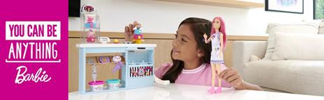 Barbie Pasticceria - Playset con Bambola e Postazione da Pasticceria - Bambola da 30 cm - Oltre 20 Accessori per Dolci - 13