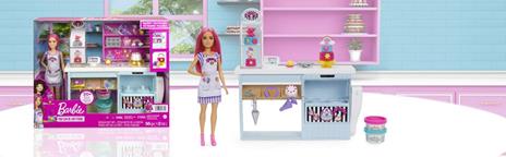 Barbie Pasticceria - Playset con Bambola e Postazione da Pasticceria - Bambola da 30 cm - Oltre 20 Accessori per Dolci - 14