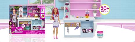 Barbie Pasticceria - Playset con Bambola e Postazione da Pasticceria - Bambola da 30 cm - Oltre 20 Accessori per Dolci - 15