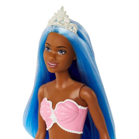 Barbie Dreamtopia, bambola dai capelli blu e coroncina regale, con corpetto a conchiglia e la coda multicolore sfumata - 3
