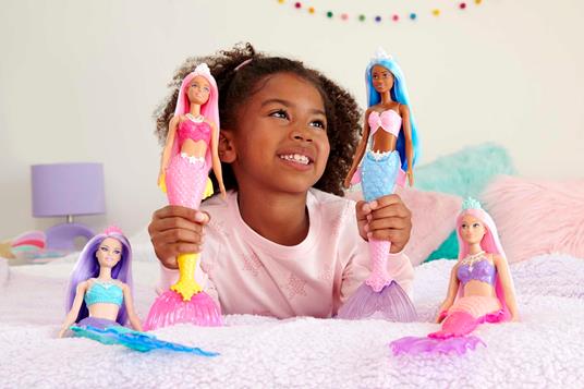 Barbie Dreamtopia, bambola dai capelli rosa e coroncina regale, con corpetto a conchiglia e la coda multicolore sfumata - 2