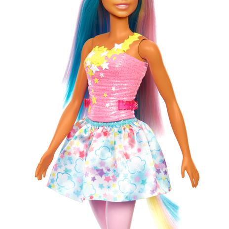 Barbie Dreamtopia, bambola dai capelli blu e rosa, il corpetto scintillante e una gonna rimovibile con stampa di nuvole - 4