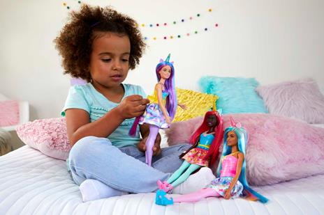 Barbie Dreamtopia, Bambola con capelli rosa e gialli, con gonna, coda di unicorno rimovibile e fascia per capelli - 2