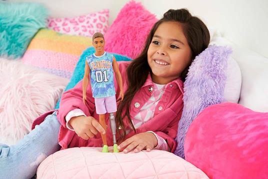 Barbie - Bambola Ken Fashionistas n.212, capelli castani e protesi alla gamba, con maglia Los Angeles - 2