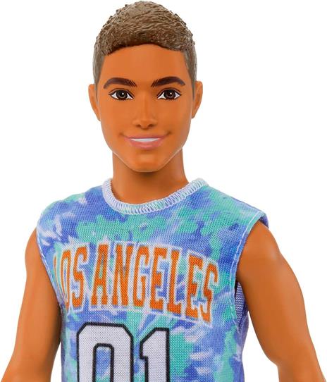 Barbie - Bambola Ken Fashionistas n.212, capelli castani e protesi alla gamba, con maglia Los Angeles - 3