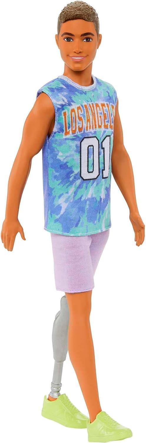 Barbie - Bambola Ken Fashionistas n.212, capelli castani e protesi alla gamba, con maglia Los Angeles - 5