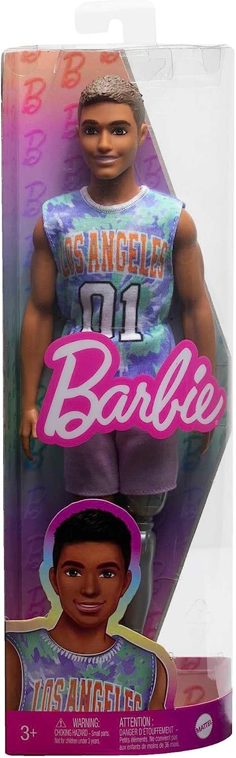 Barbie - Bambola Ken Fashionistas n.212, capelli castani e protesi alla gamba, con maglia Los Angeles - 6