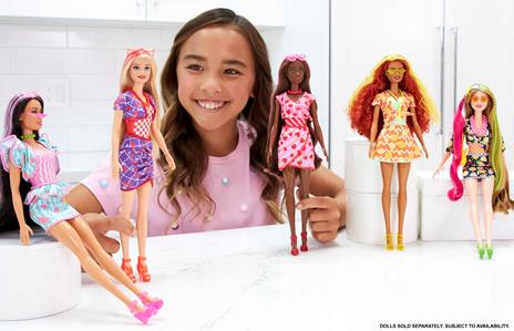 Barbie - Color Reveal Serie Dolci Frutti bambola profumata con 7 sorprese cambia-colore e accessori - 3