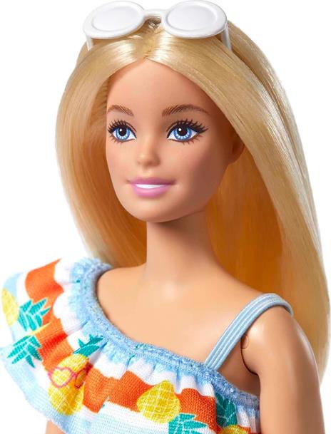 Barbie - Barbie Loves the Oceane, Bambola bionda, corpo realizzato in plastica riciclata - 4
