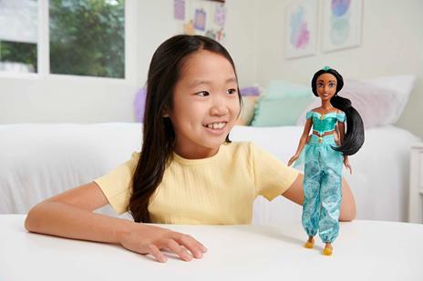 Disney Princess - Jasmine bambola con capi e accessori scintillanti ispirati al film, giocattolo per bambini, HLW12 - 2