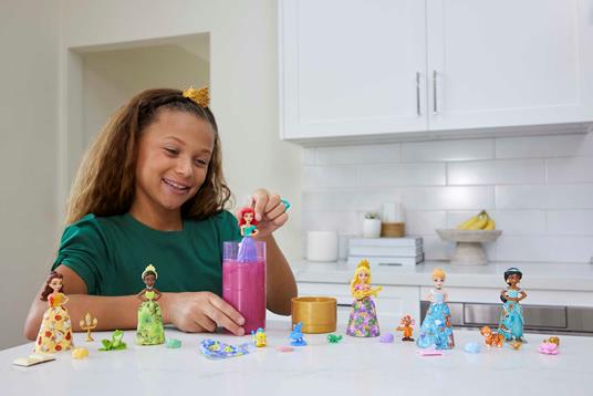 Disney Princess - Royal Color Reveal, assortmento, Bambola con 6 sorprese da rivelare, Serie Amici con Personaggio - 2