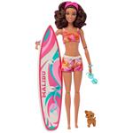 Barbie - Set bambola con tavola da surf e cagnolino, Barbie snodata con capelli castani, telo mare, stereo e tanti accessori da spiaggia