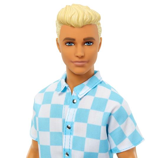 ?Barbie Movie - Ken bambola bionda con camicia blu a bottoni e costume da bagno, visiera, telo mare e accessori da spiaggia - 2