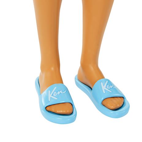 ?Barbie Movie - Ken bambola bionda con camicia blu a bottoni e costume da bagno, visiera, telo mare e accessori da spiaggia - 3