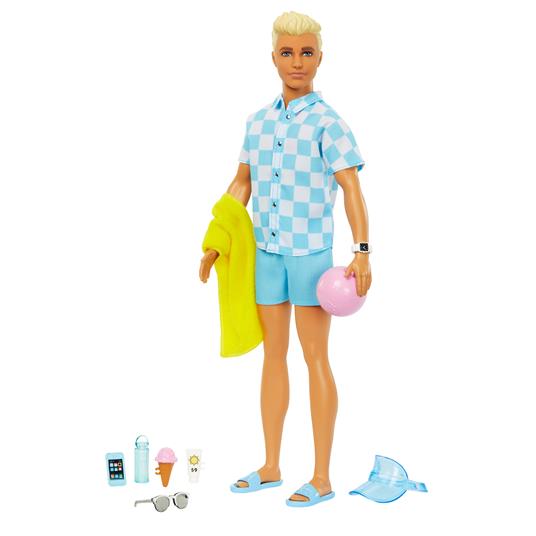 ?Barbie Movie - Ken bambola bionda con camicia blu a bottoni e costume da bagno, visiera, telo mare e accessori da spiaggia - 5