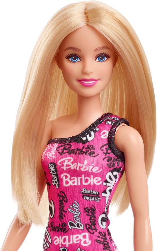 Barbie - Bambola bionda con capelli lisci, indossa un abito monospalla rosa e scarpe removibili con stampa del logo - 2
