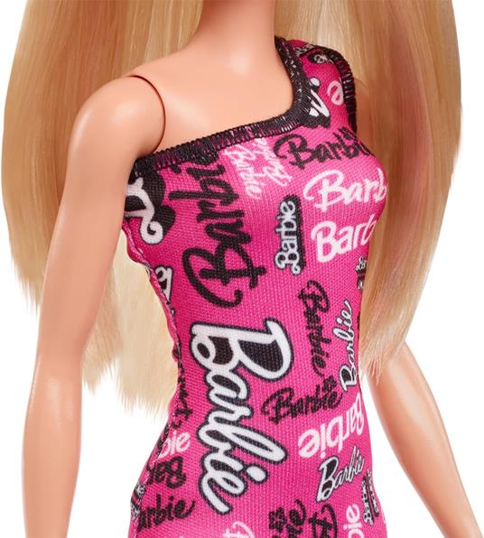 Barbie - Bambola bionda con capelli lisci, indossa un abito monospalla rosa e scarpe removibili con stampa del logo - 4