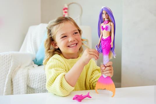 Barbie - Malibu Sirena, Bambola con Capelli Rosa e accesory per Lo styiling, Funzione Cambia Colore in Acqua - 2