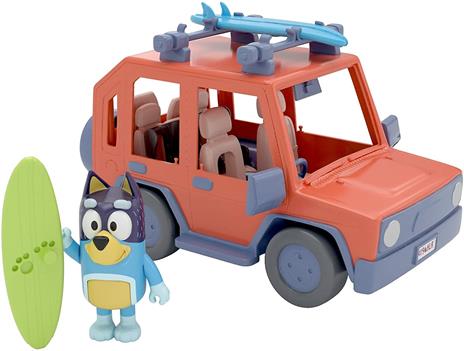 Bluey 13018, Heeler Family - Set da gioco per veicoli 4WD da collezione, con personaggio articolato da 2,5 pollici, per tavole da surf, 2 tavole da surf e confezione di adesivi, Multicolore