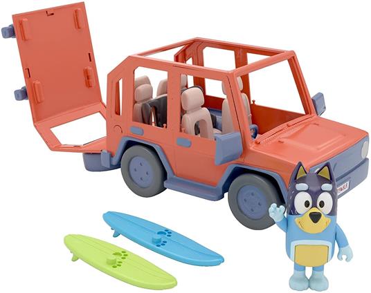 Bluey 13018, Heeler Family - Set da gioco per veicoli 4WD da collezione, con personaggio articolato da 2,5 pollici, per tavole da surf, 2 tavole da surf e confezione di adesivi, Multicolore - 3