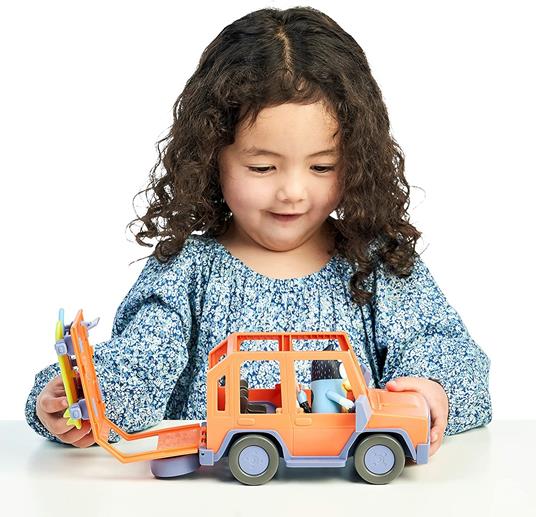 Bluey 13018, Heeler Family - Set da gioco per veicoli 4WD da collezione, con personaggio articolato da 2,5 pollici, per tavole da surf, 2 tavole da surf e confezione di adesivi, Multicolore - 6