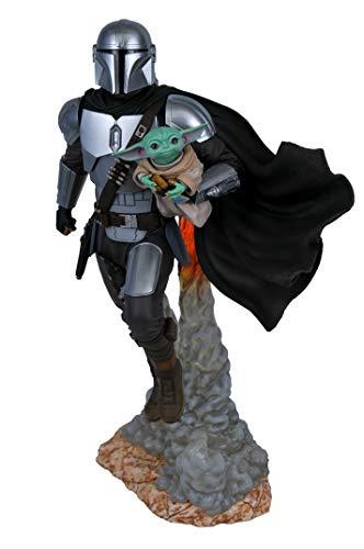 Diamond Select star wars milestone - the mandalorian - mandalorian & child statua 40cm, multicolore - 3