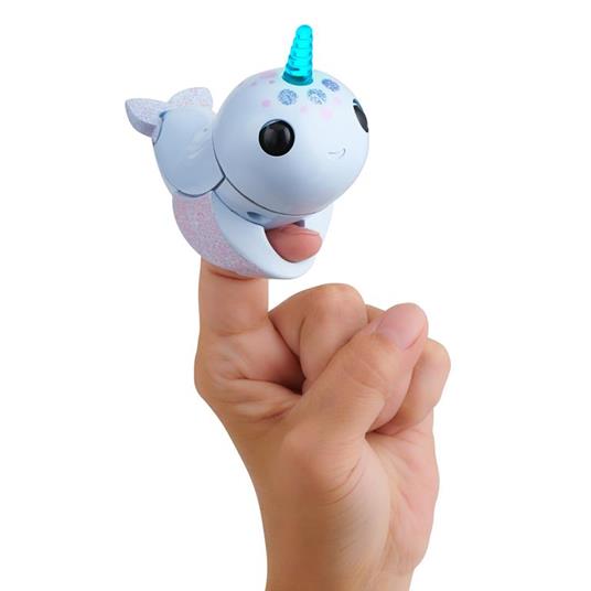 WowWee Fingerlings Light Up Narwhal- Nori (blue) giocattolo interattivo - 2