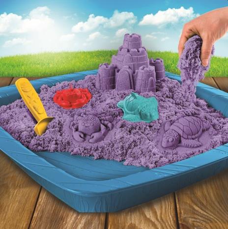 Kinetic Sand | Playset Castelli di Sabbia | Sabbia cinetica con vaschetta | Sabbia magica | Sabbia colorata a sorpresa 454gr | 3 formine incluse | Giocattoli per bambini e bambine 3 anni - 6