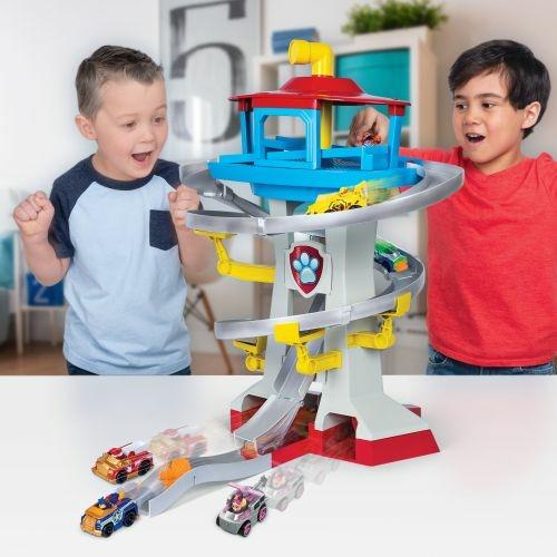 Paw Patrol Set di Gioco Adventure Bay Pista da Corsa Die Cast con 2 Veicoli, in Scala 1:55 - 6