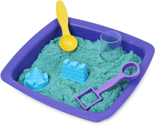 Kinetic Sand - Castello di sabbia glitterata, 453 g di Shimmer verde acqua, 5 formine e accessori, con vaschetta - per bambini dai 3 anni in su - 3
