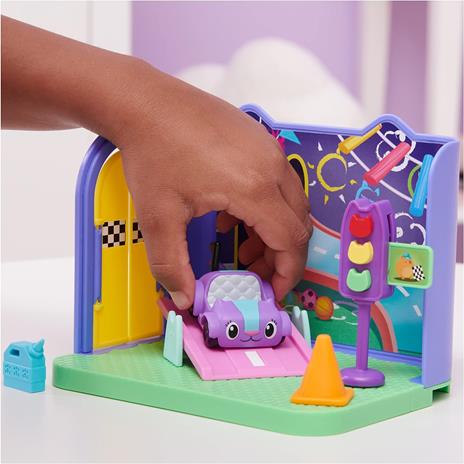 Gabby's Dollhouse, Stanza dei Giochi Purr-ific con la macchinina Giocattolo Carlita Accessori, mobili e Scatola con Sorpresa - 4
