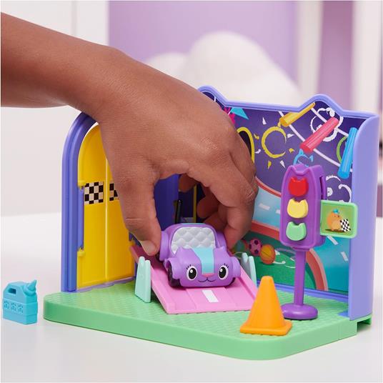 Gabby's Dollhouse, Stanza dei Giochi Purr-ific con la macchinina Giocattolo Carlita Accessori, mobili e Scatola con Sorpresa - 4