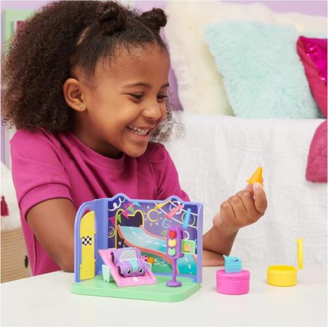 Gabby's Dollhouse, Stanza dei Giochi Purr-ific con la macchinina Giocattolo Carlita Accessori, mobili e Scatola con Sorpresa - 6