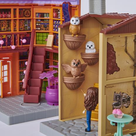 Wizarding World Harry Potter, Magical Minis set di gioco Diagon Alley 3-in-1 con luci e suoni, 2 personaggi e 21 accessori, giocattoli per bambini dai 6 anni in su - 4