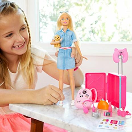 Barbie in Viaggio, Bambola Bionda con Cucciolo, Valigia che si Apre, Adesivi e Accessori, Giocattolo per Bambini 3 + Anni, FWV25 - 7