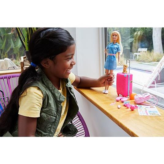 Barbie in Viaggio, Bambola Bionda con Cucciolo, Valigia che si Apre, Adesivi e Accessori, Giocattolo per Bambini 3 + Anni, FWV25 - 8