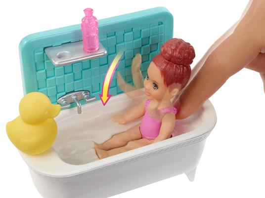 Barbie Bambola Skipper Babysitter con Vasca da Bagno. Bambina Che Muove Le Braccia e Accessori - 3