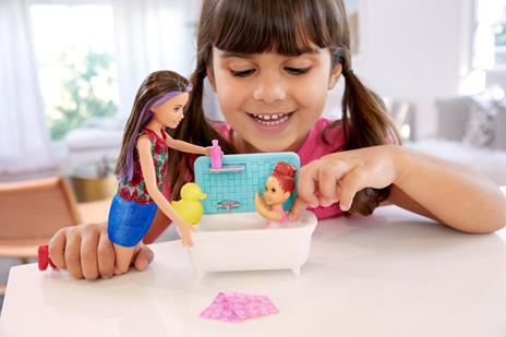 Barbie Bambola Skipper Babysitter con Vasca da Bagno. Bambina Che Muove Le Braccia e Accessori - 5