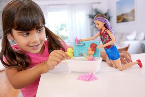 Barbie Bambola Skipper Babysitter con Vasca da Bagno. Bambina Che Muove Le Braccia e Accessori - 6