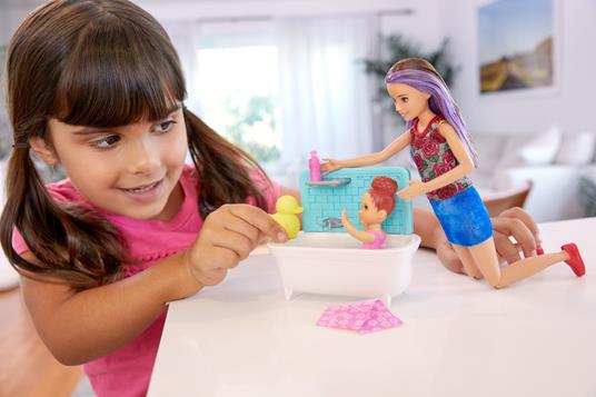 Barbie Bambola Skipper Babysitter con Vasca da Bagno. Bambina Che Muove Le Braccia e Accessori - 6