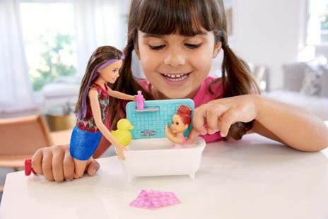 Barbie Bambola Skipper Babysitter con Vasca da Bagno. Bambina Che Muove Le Braccia e Accessori - 8