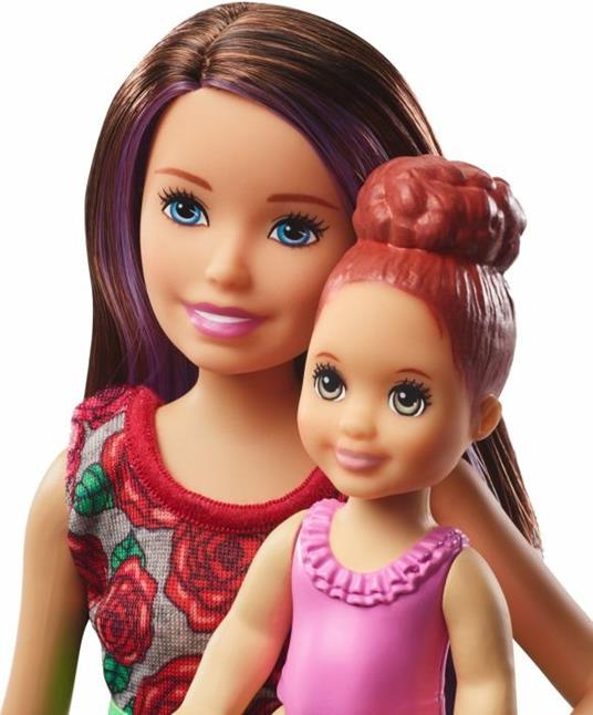 Barbie Bambola Skipper Babysitter con Vasca da Bagno. Bambina Che Muove Le Braccia e Accessori - 9