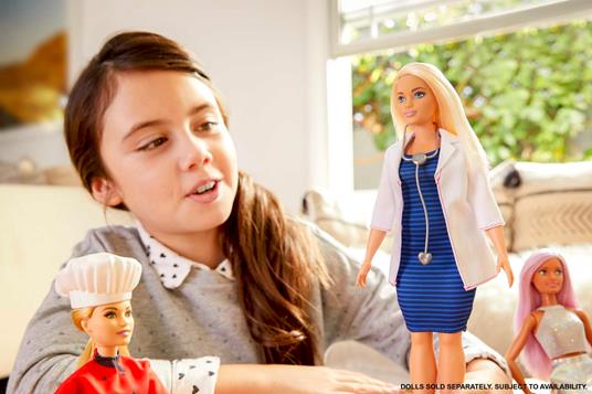 Barbie Carriere Dottoressa con stetoscopio, bambola con camice bianco da rifiniture rosa, un vestito blu e scarpe abbinate - 2